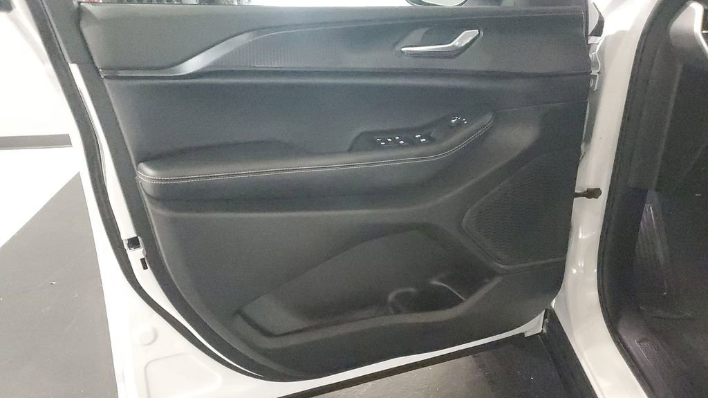 Used 2025 Jeep Grand Cherokee Laredo X image 20