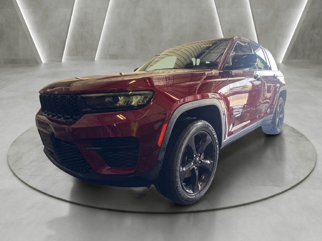 Used 2023 Jeep Grand Cherokee Altitude AWD/4WD image 3