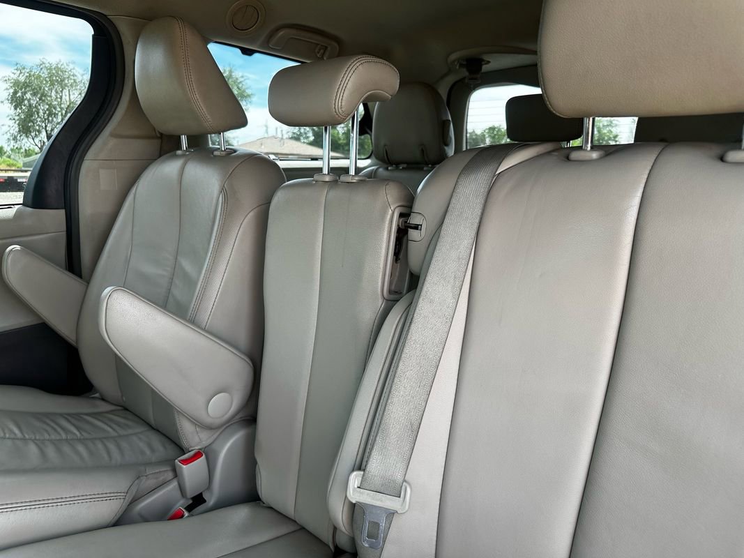 Used 2012 Toyota Sienna XLE image 27