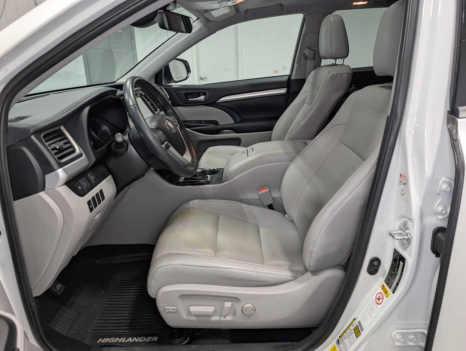 Used 2019 Toyota Highlander XLE AWD/4WD image 4