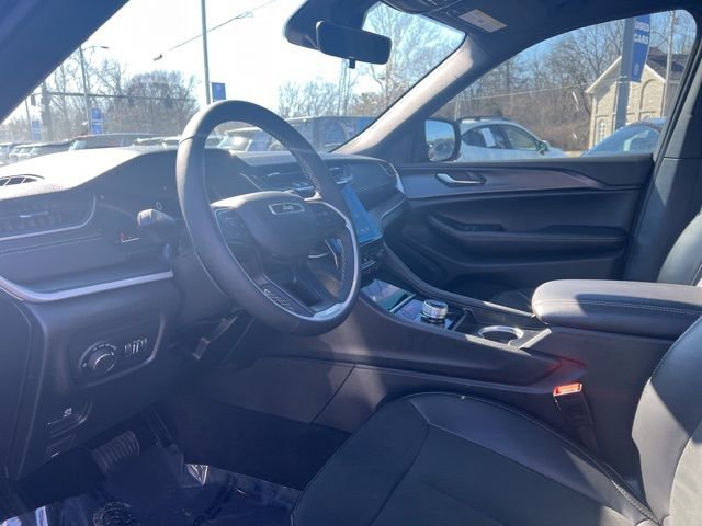 Used 2025 Jeep Grand Cherokee Altitude image 2