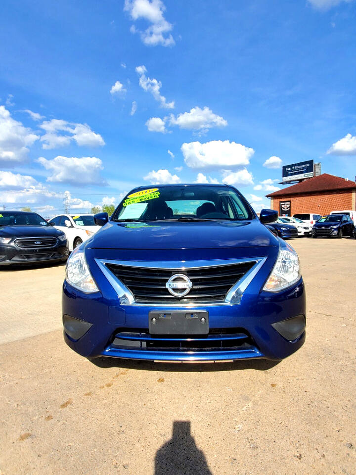 Used 2018 Nissan Versa SV image 2