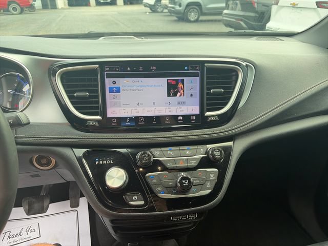 Used 2022 Chrysler Pacifica Touring-L w/ Uconnect Theater Family Group FWD image 17