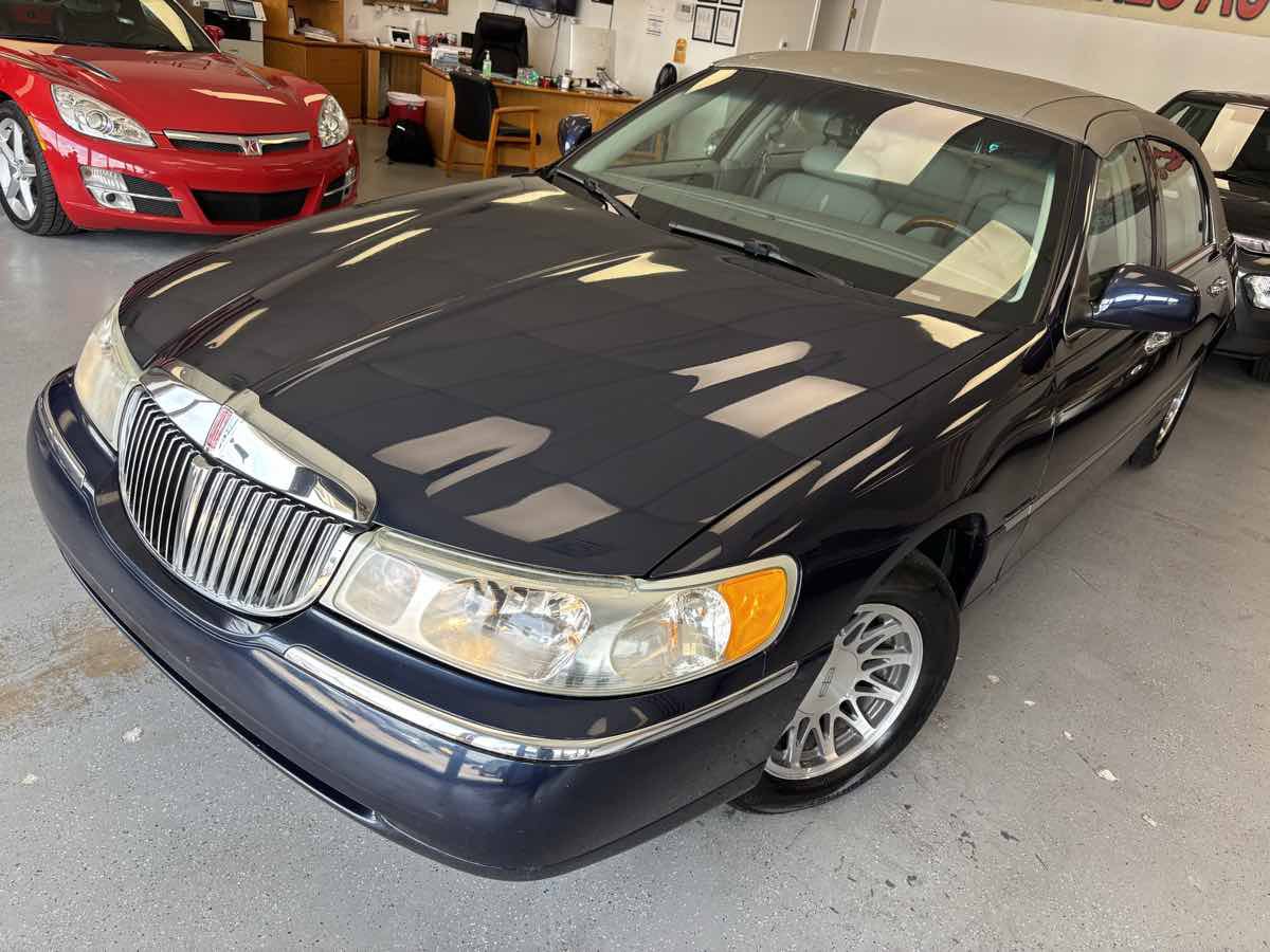 Used 2001 Lincoln Town Car Signature RWD image 9