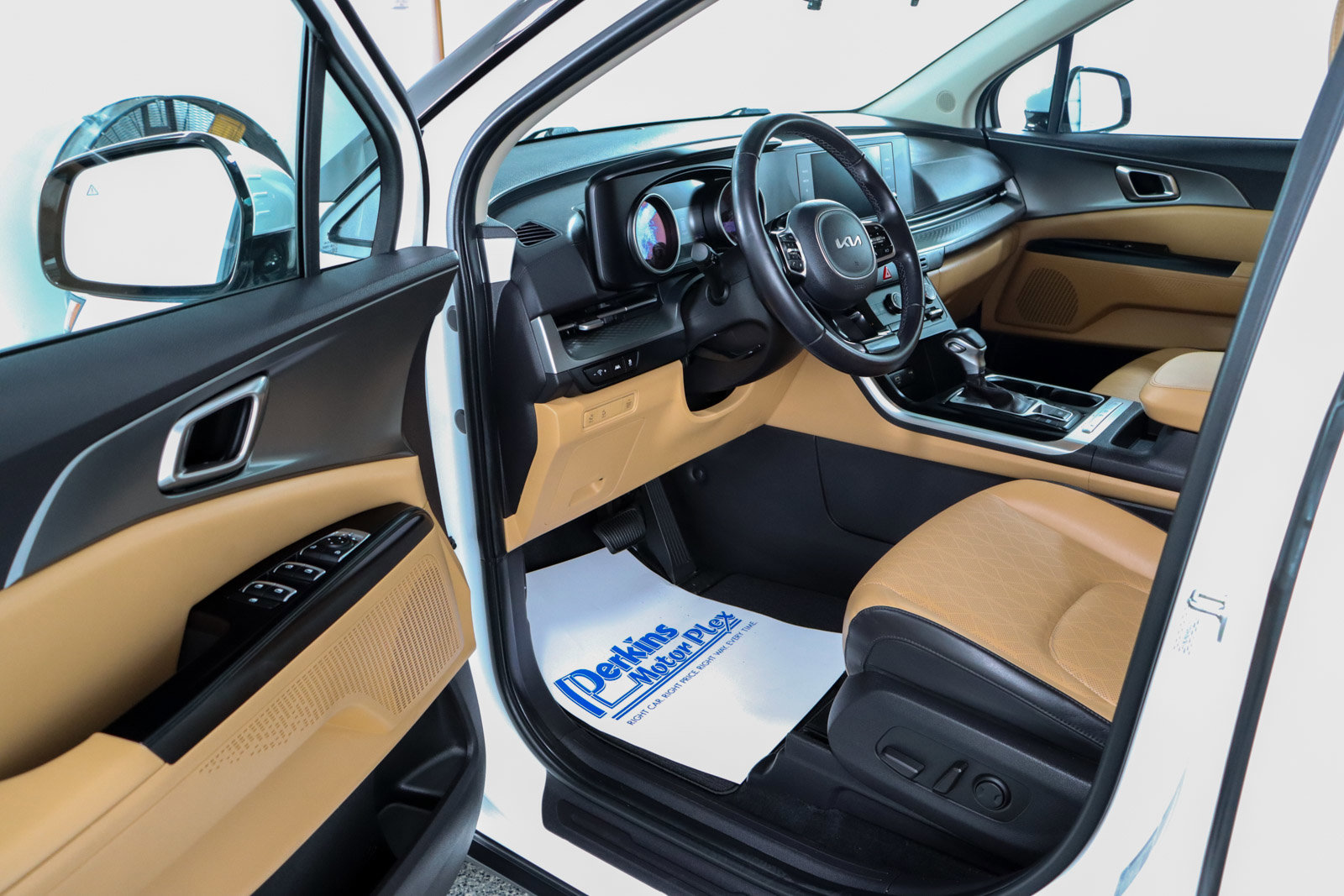 Used 2024 Kia Carnival LX FWD image 3