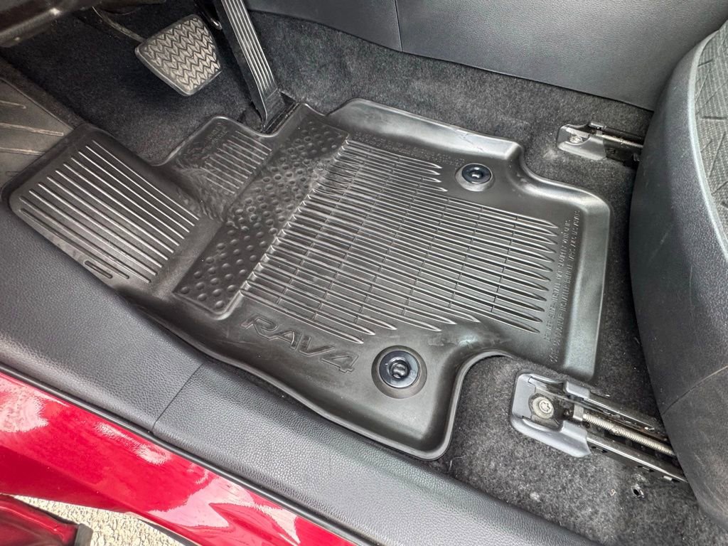 Used 2022 Toyota RAV4 XLE image 22