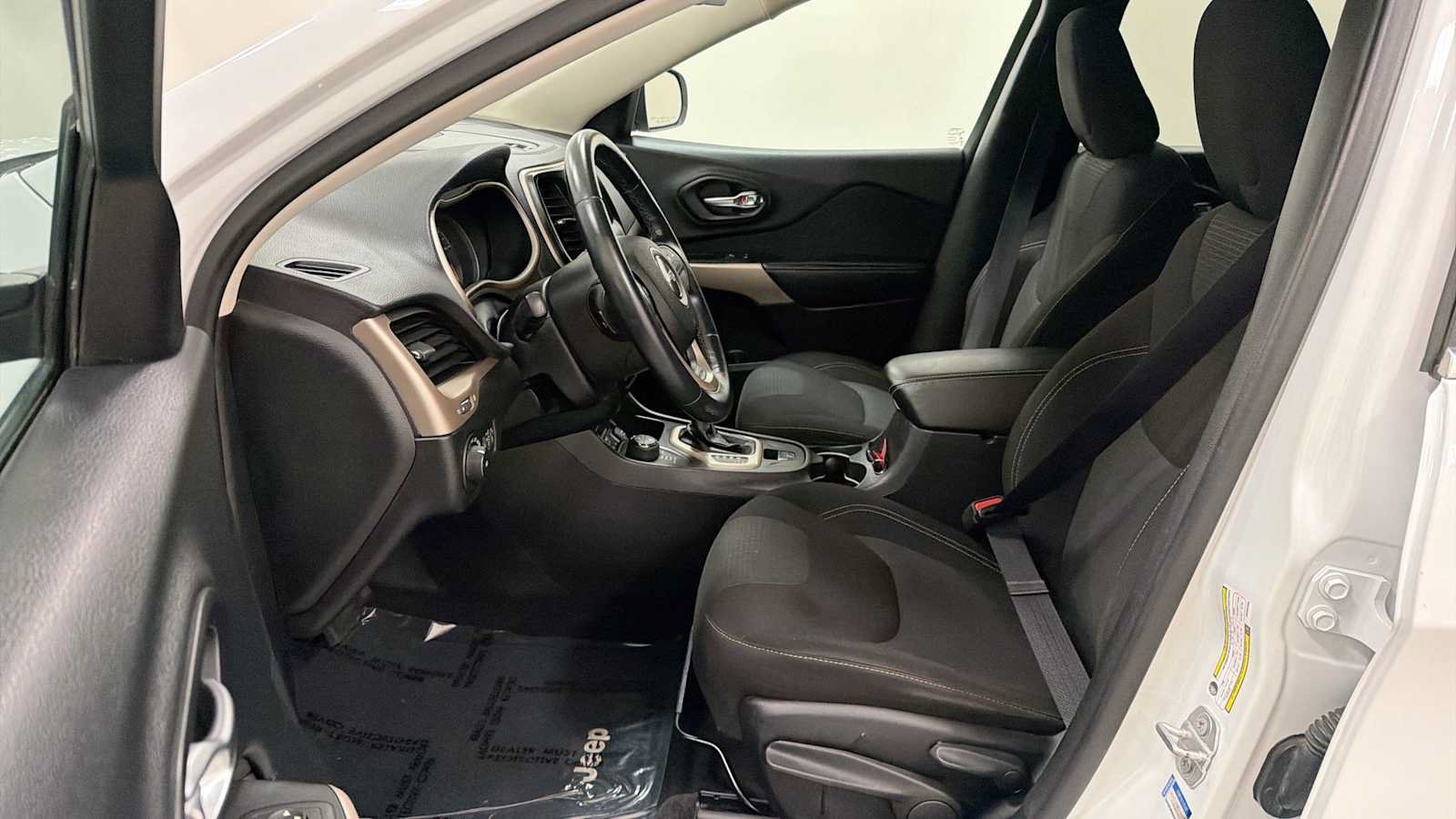Used 2017 Jeep Cherokee Latitude AWD/4WD image 13