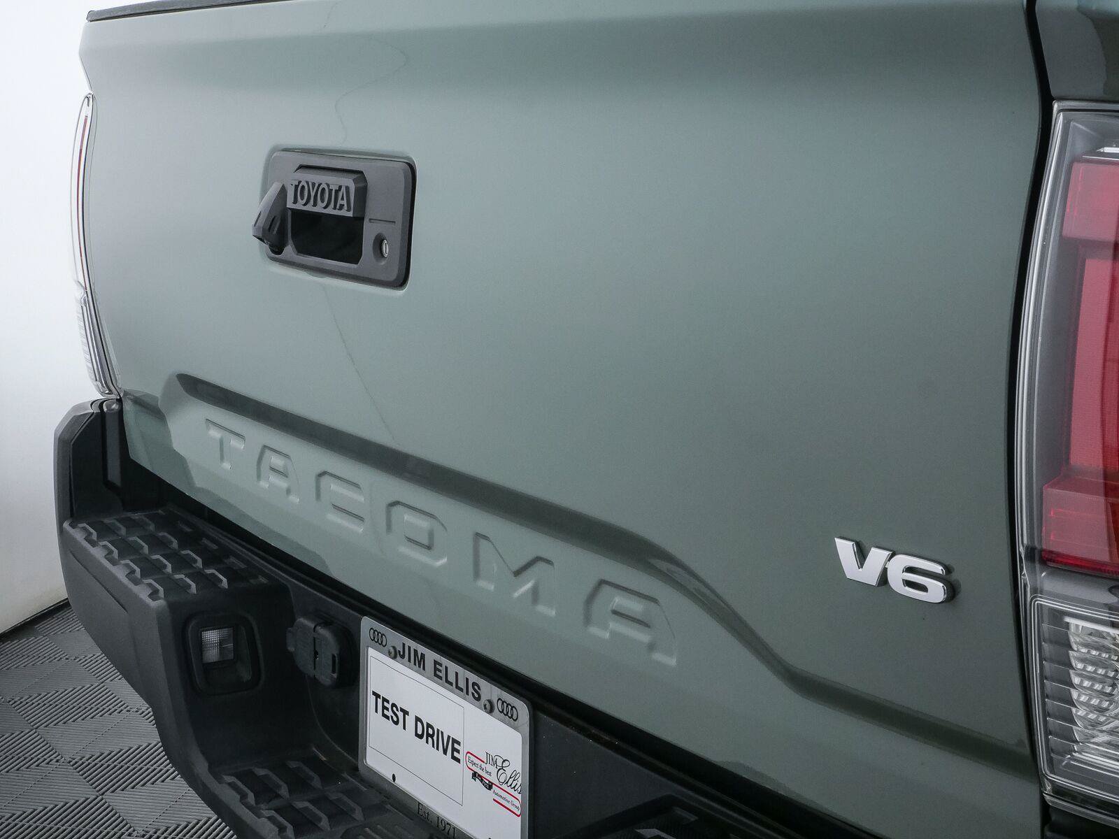 Used 2022 Toyota Tacoma TRD Off-Road AWD/4WD image 33