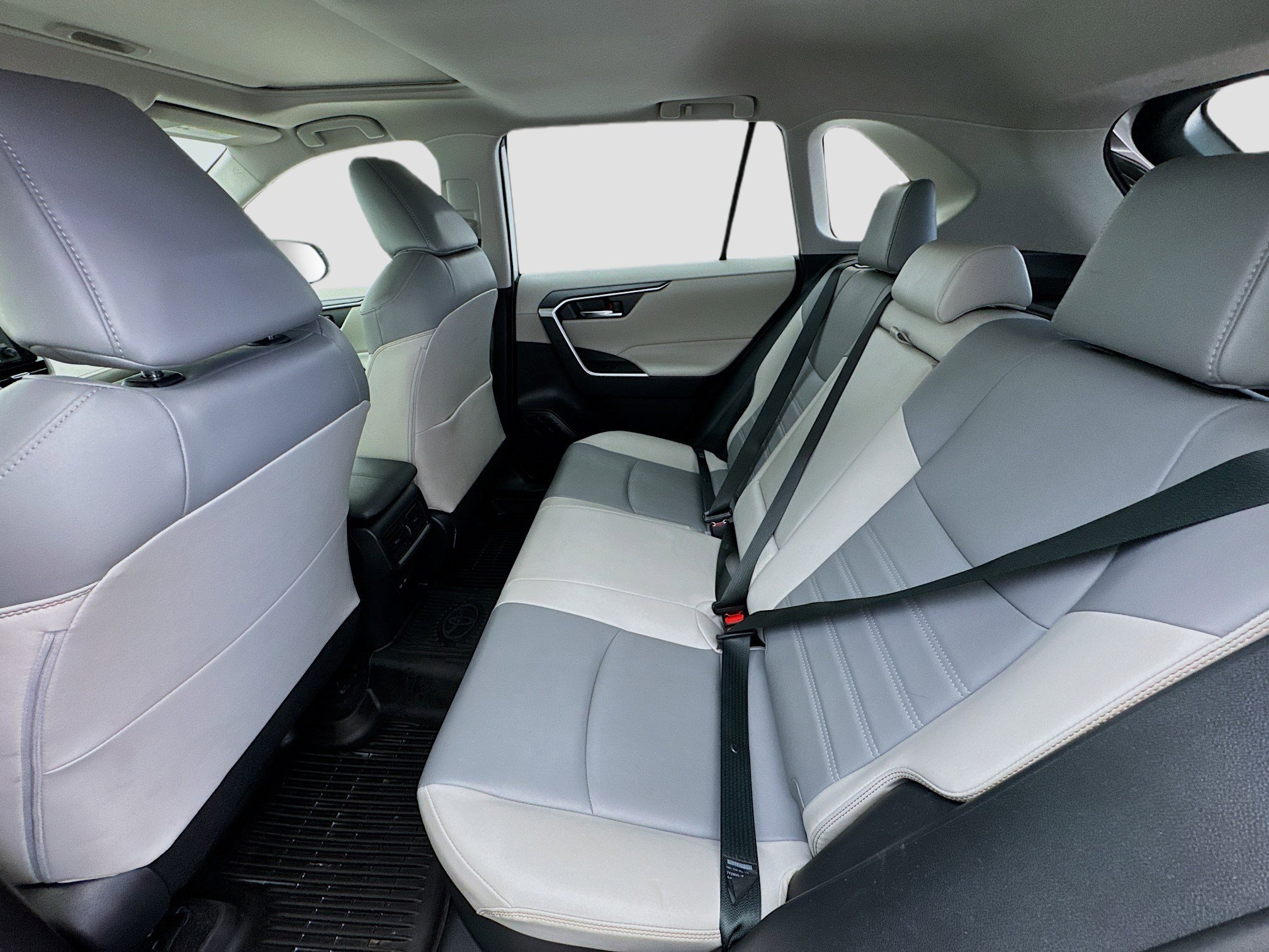 Used 2022 Toyota RAV4 XLE Premium AWD/4WD image 16