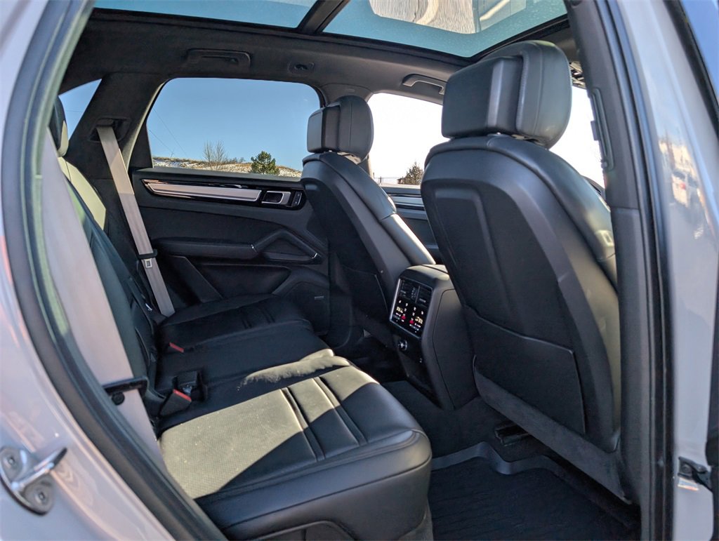 Used 2022 Porsche Cayenne Platinum Edition image 19