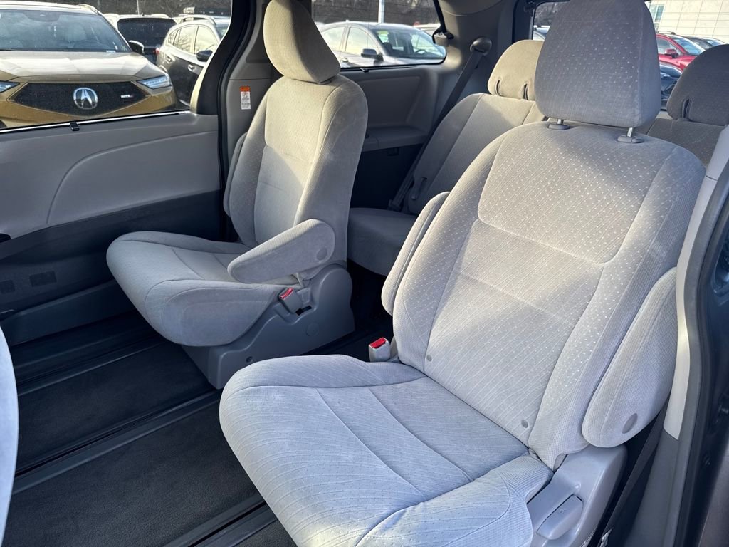 Used 2018 Toyota Sienna LE image 36
