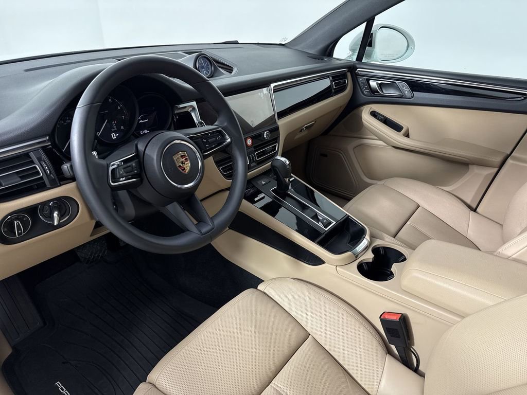 Certified 2025 Porsche Macan image 4