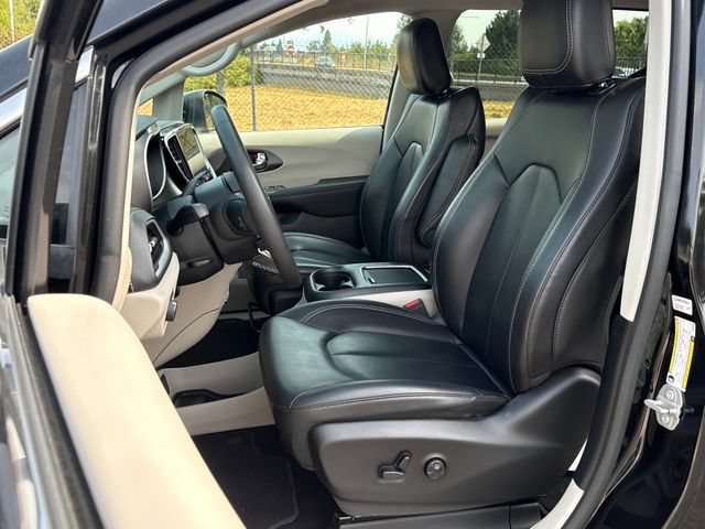 Used 2023 Chrysler Pacifica Touring-L FWD image 18