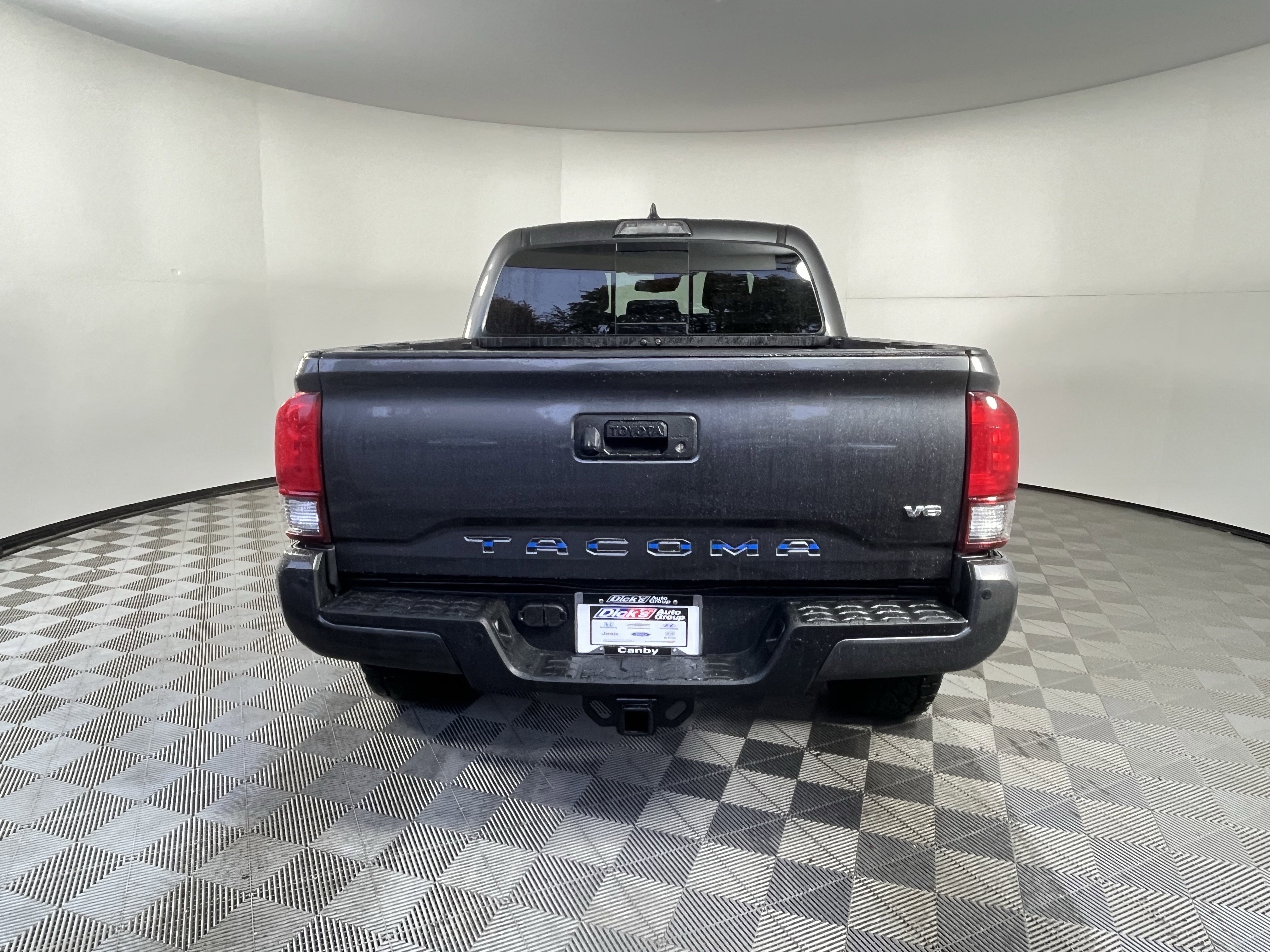 Used 2018 Toyota Tacoma TRD Sport w/ Technology Package image 4