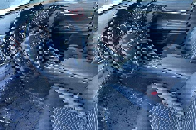 Used 2024 Toyota Camry SE image 11