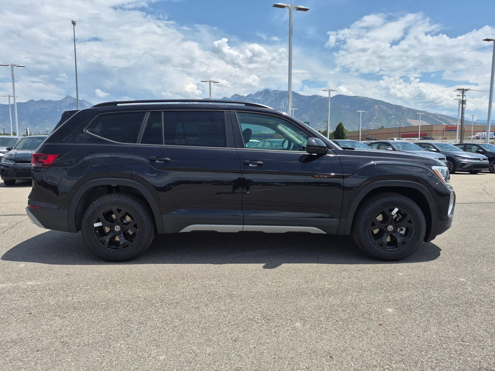 New 2026 Volkswagen Atlas Peak Edition AWD/4WD image 2