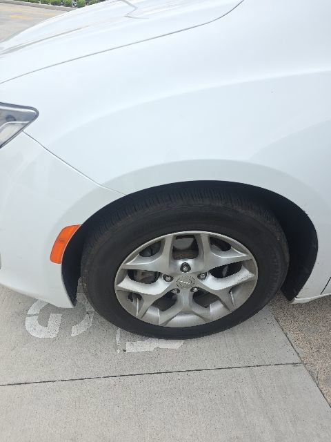 Used 2019 Chrysler Pacifica Touring-L Plus w/ Tire & Wheel Group FWD image 2