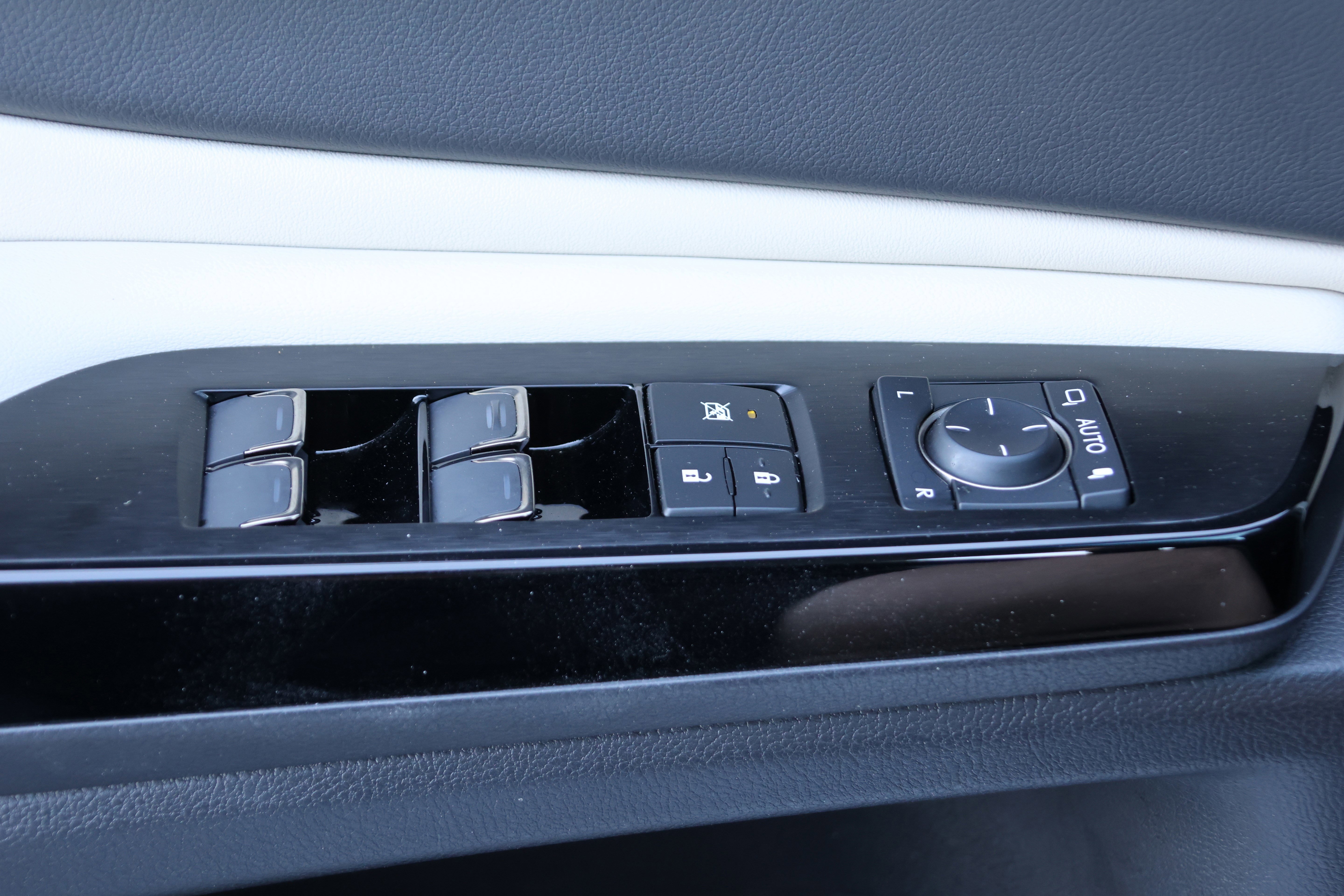 Used 2025 Lexus ES 300h w/ Premium Package image 14