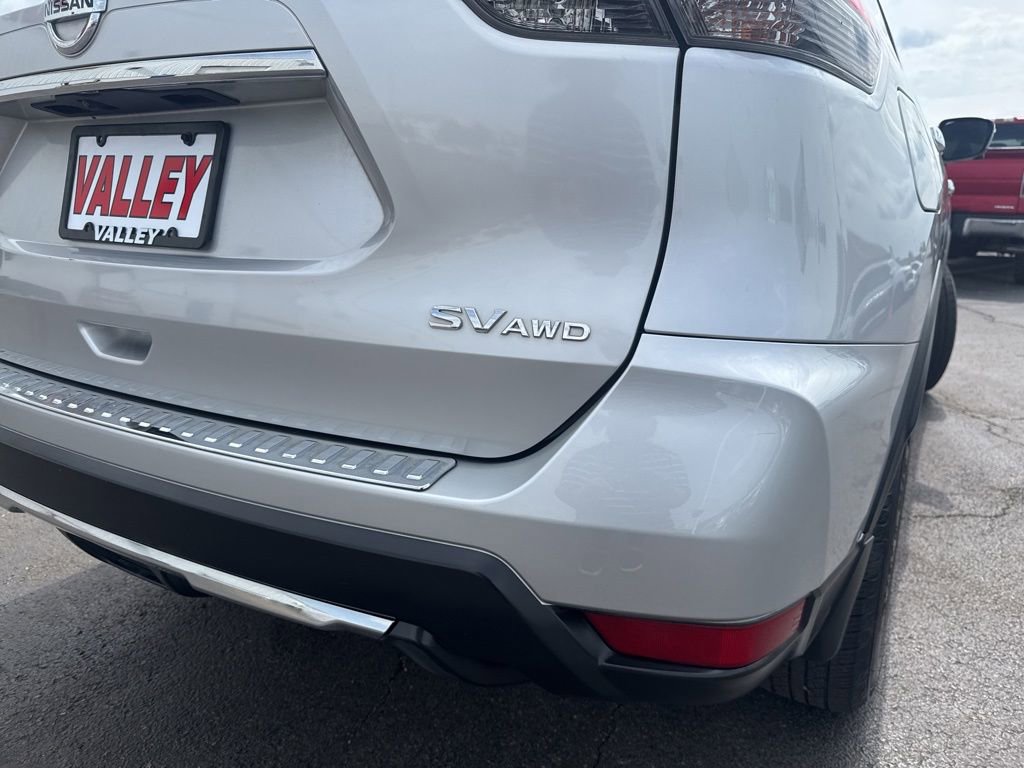 Used 2017 Nissan Rogue SV w/ SV Premium Package AWD/4WD image 16