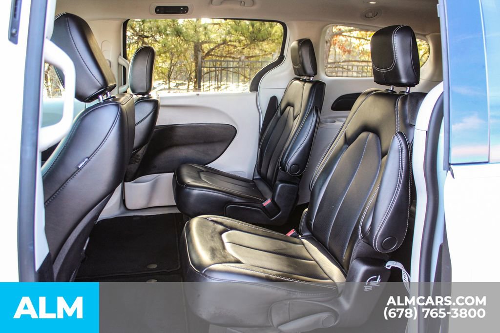 Used 2023 Chrysler Pacifica Touring-L image 18