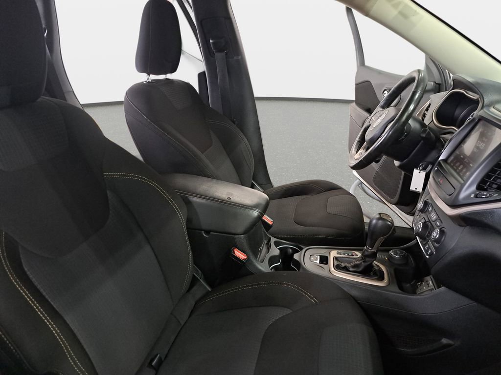 Used 2016 Jeep Cherokee Latitude w/ Cold Weather Group AWD/4WD image 10