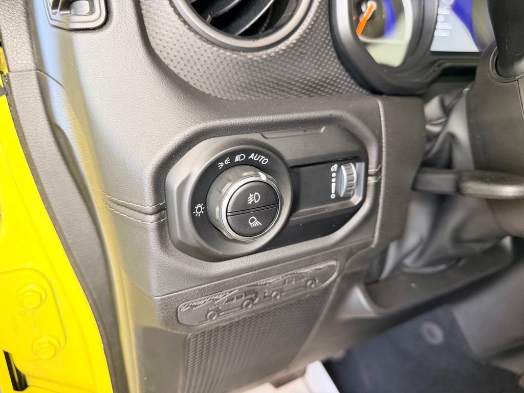 Used 2024 Jeep Gladiator Rubicon w/ Convenience Group AWD/4WD image 16