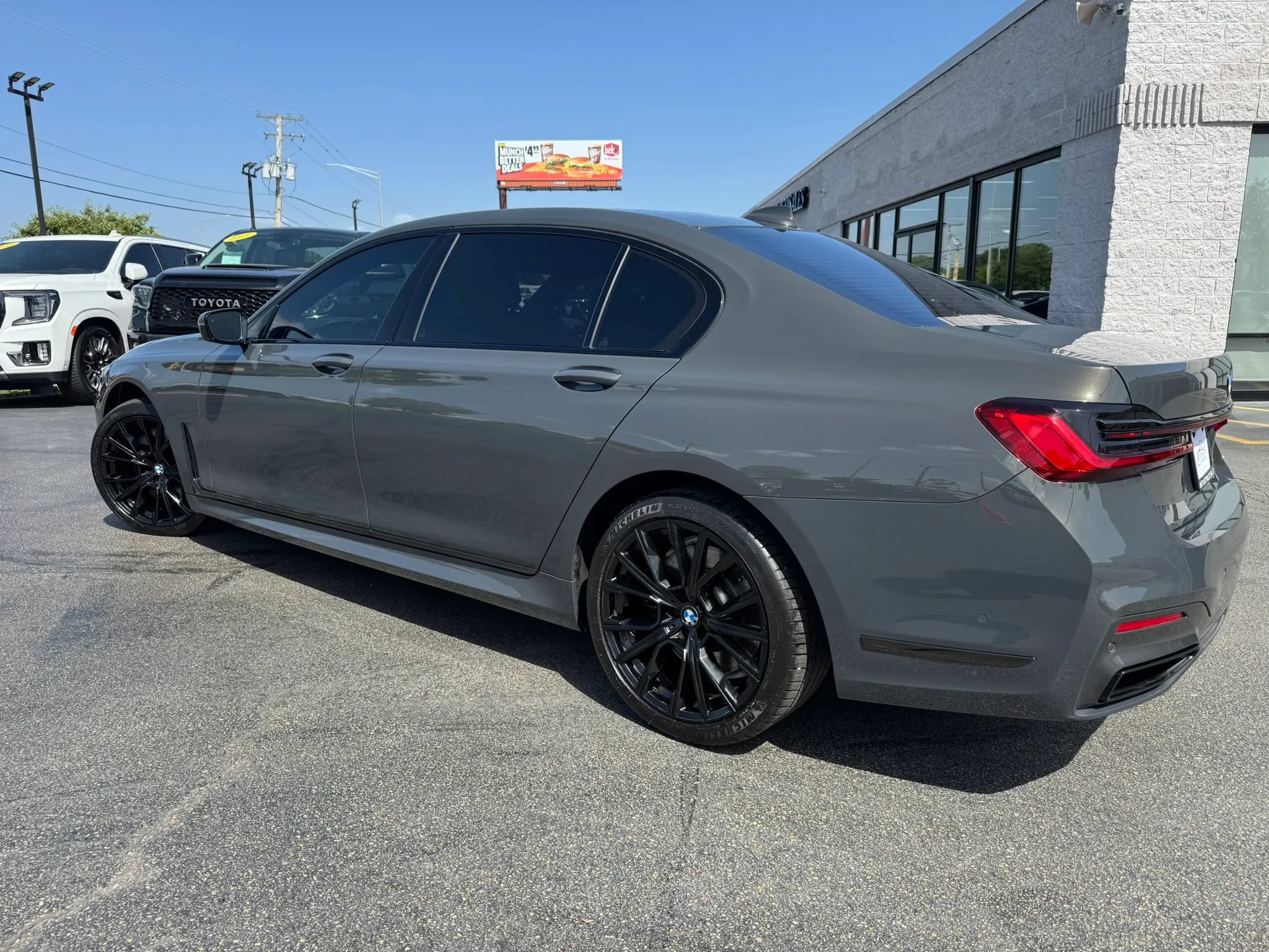 Used 2022 BMW 750i xDrive w/ Executive Package AWD/4WD image 3