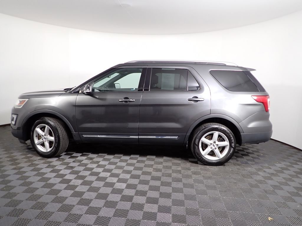 Used 2017 Ford Explorer XLT w/ Equipment Group 202A image 12