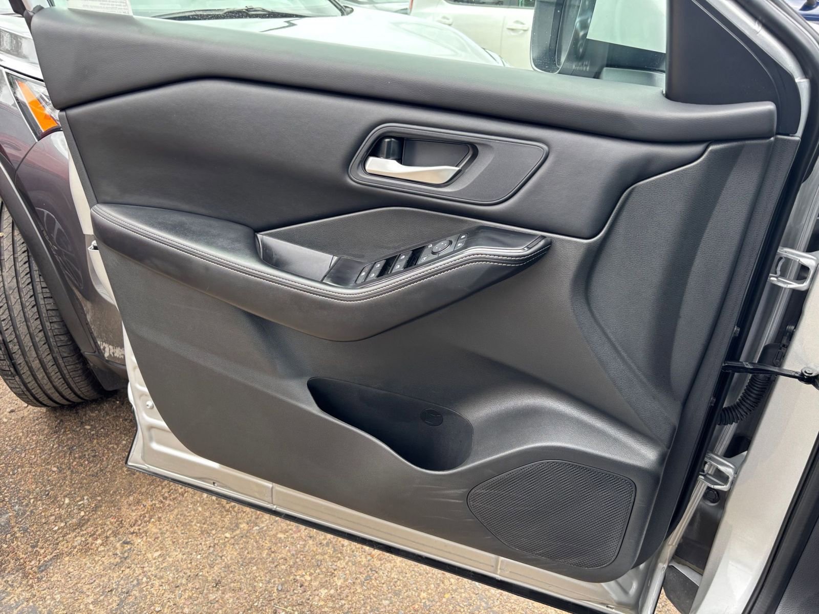 Used 2025 Nissan Rogue SV FWD image 18