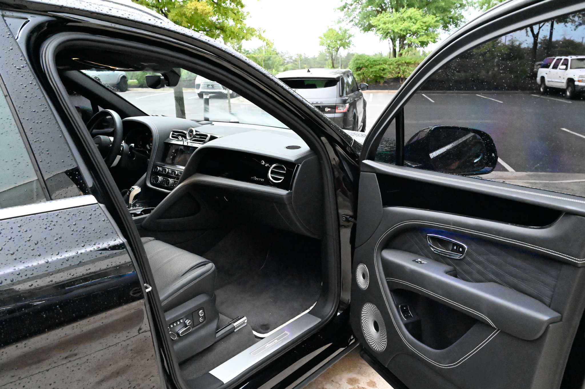 Used 2025 Bentley Bentayga AWD/4WD image 54