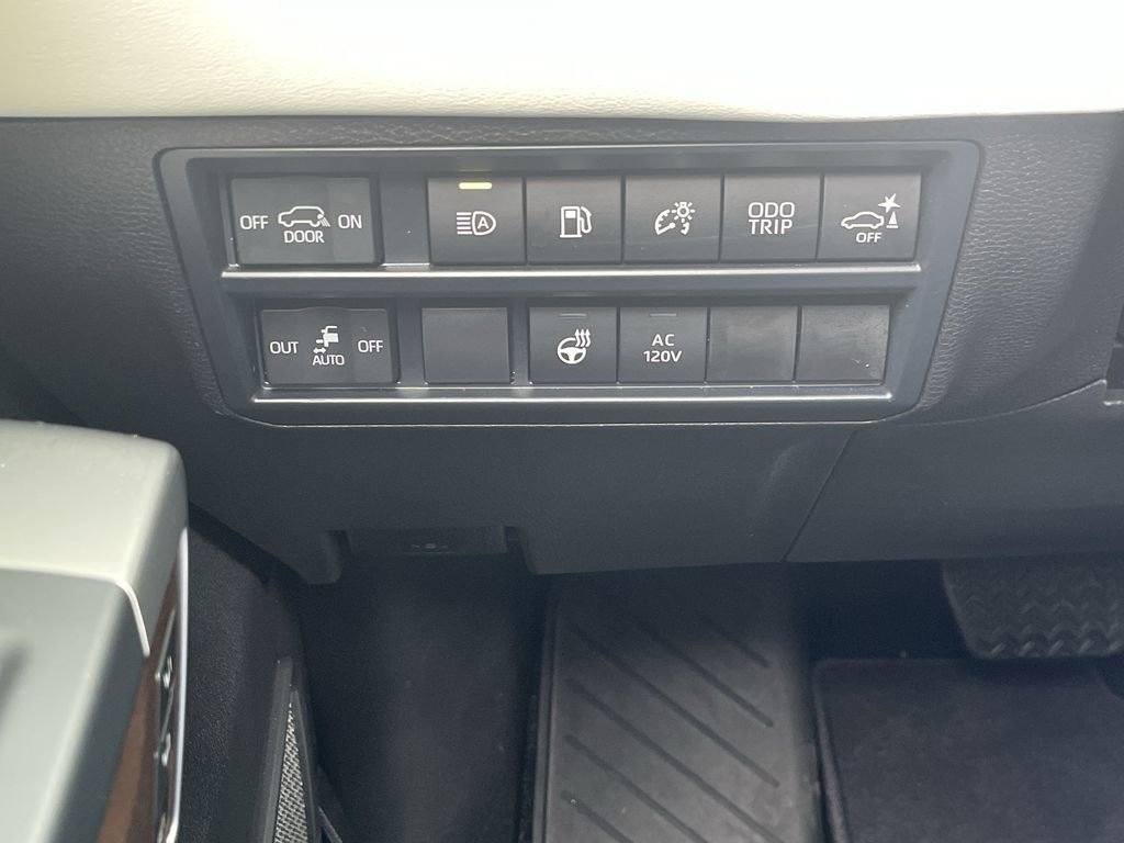 Used 2025 Toyota Sequoia Capstone image 18