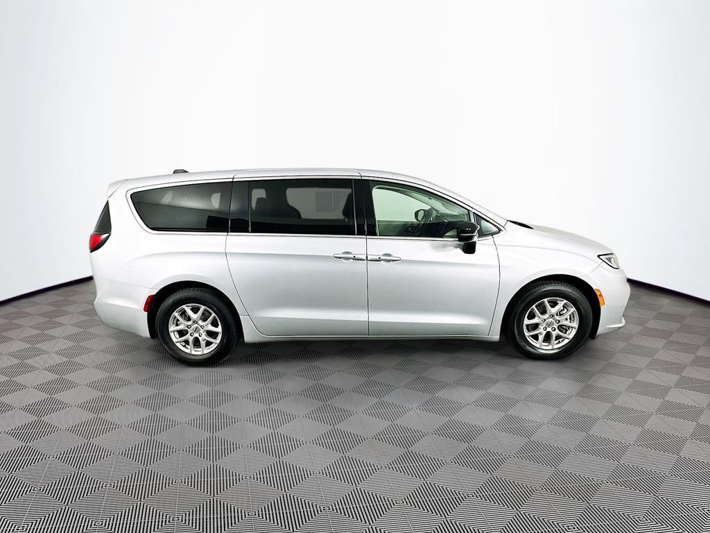 Certified 2024 Chrysler Pacifica Touring-L FWD image 13