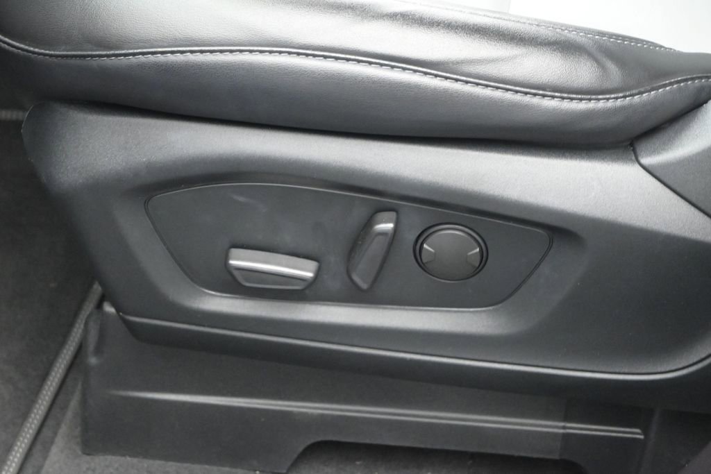 Used 2022 Ford Explorer XLT w/ Equipment Group 202A RWD image 10