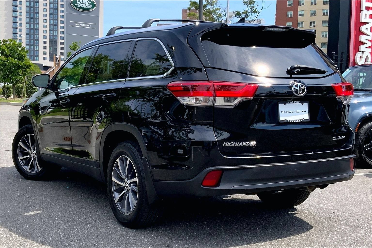 Used 2019 Toyota Highlander XLE AWD/4WD image 11