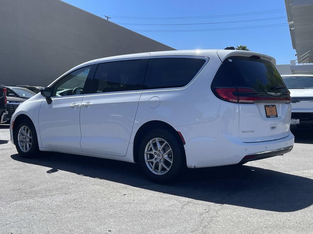 Used 2024 Chrysler Pacifica Touring-L FWD image 4