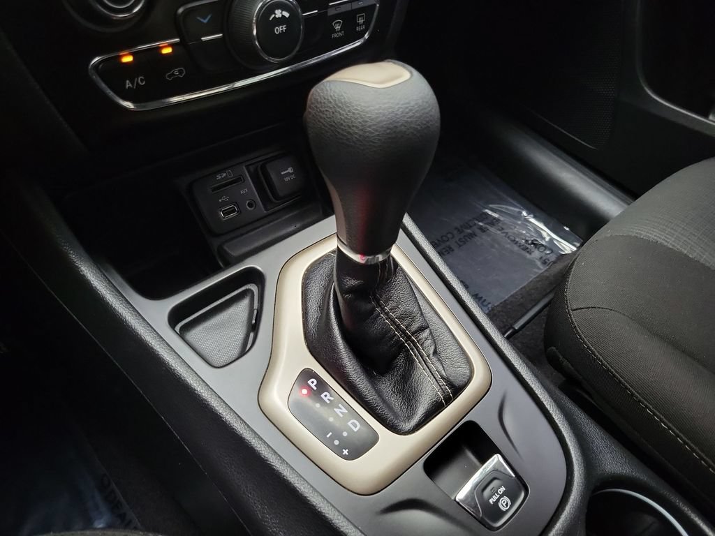 Used 2017 Jeep Cherokee Latitude w/ Cold Weather Group FWD image 17