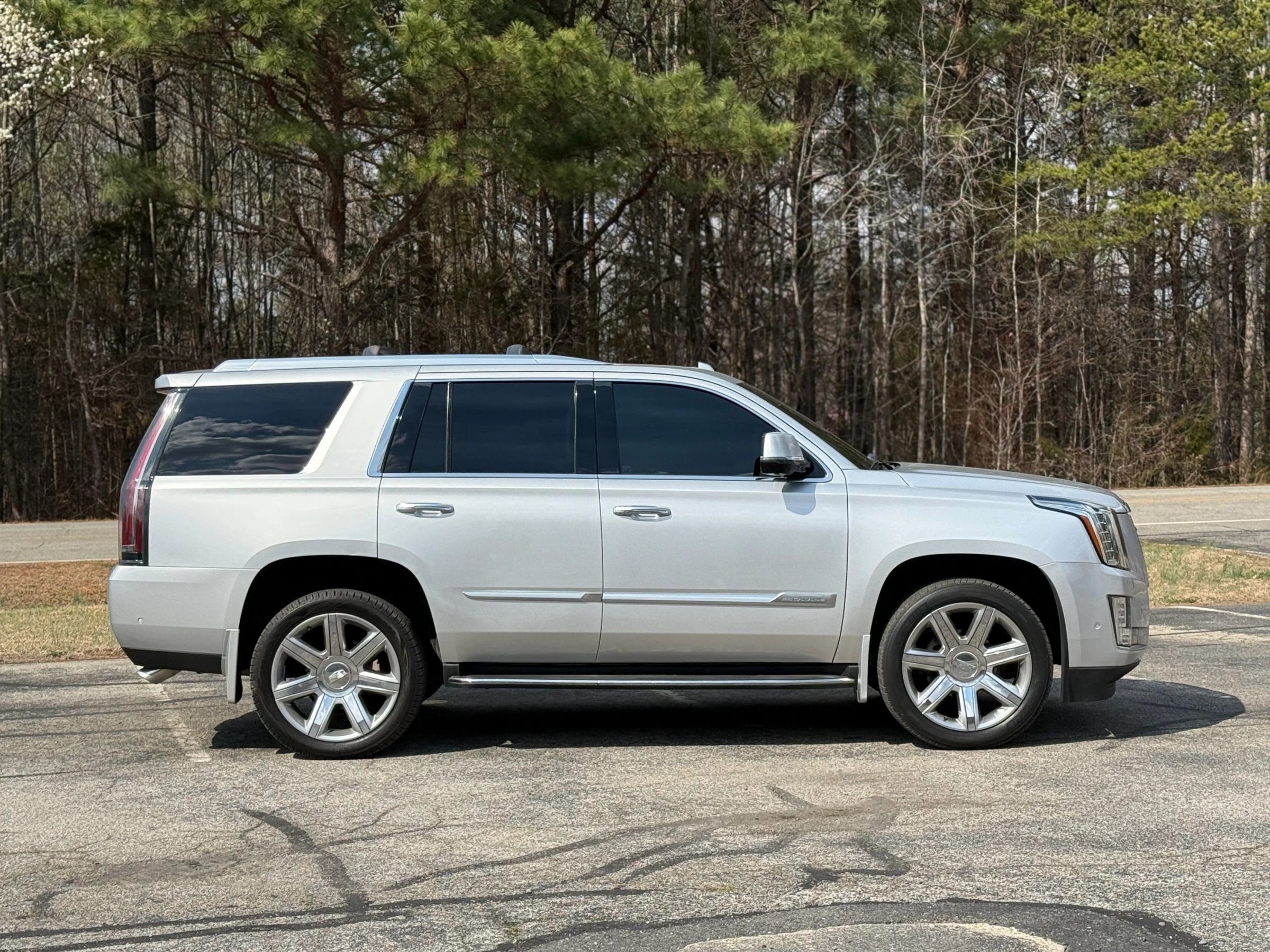 Used 2017 Cadillac Escalade Premium Luxury image 3