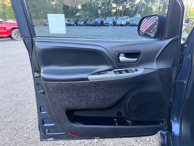Used 2018 Toyota Sienna SE Premium w/ Carpet Mat Package FWD image 11