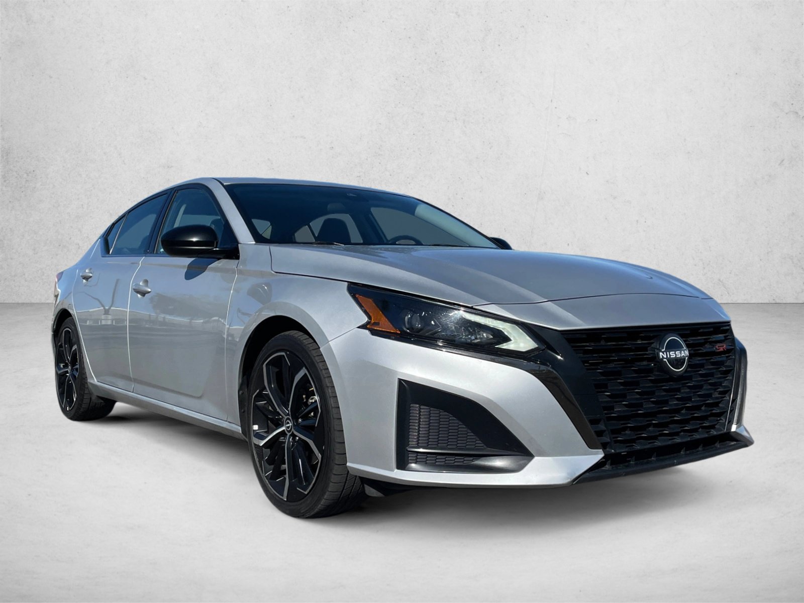 Used 2024 Nissan Altima 2.5 SR FWD image 3