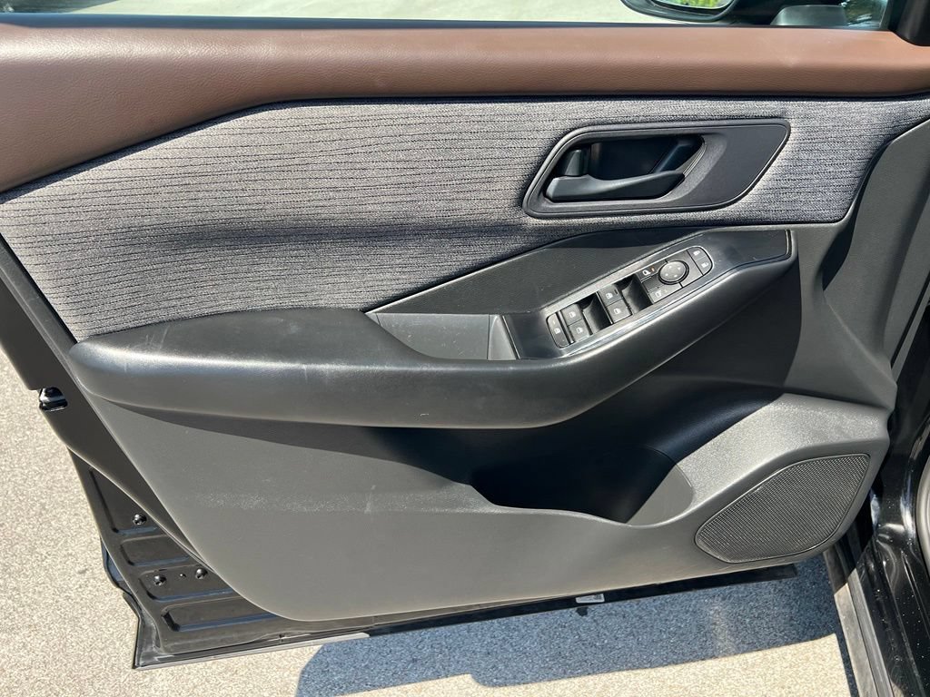 Used 2023 Nissan Rogue S AWD/4WD image 17