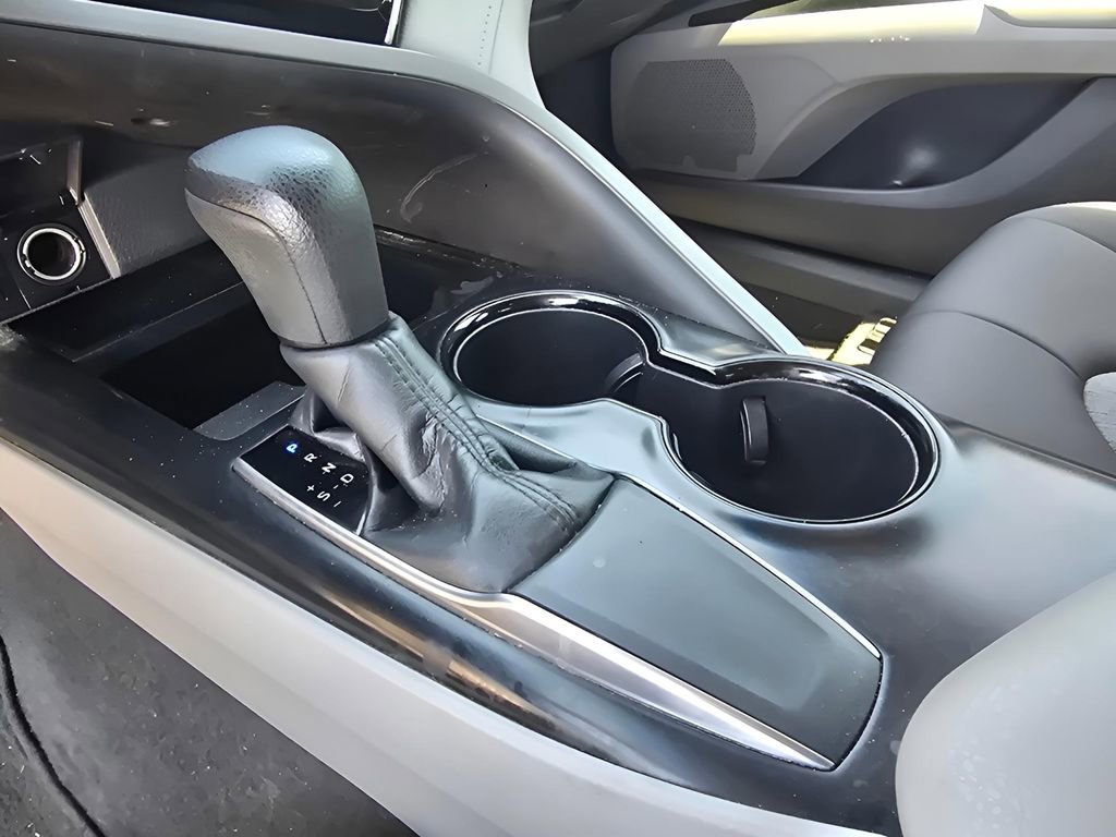 Used 2018 Toyota Camry LE image 16