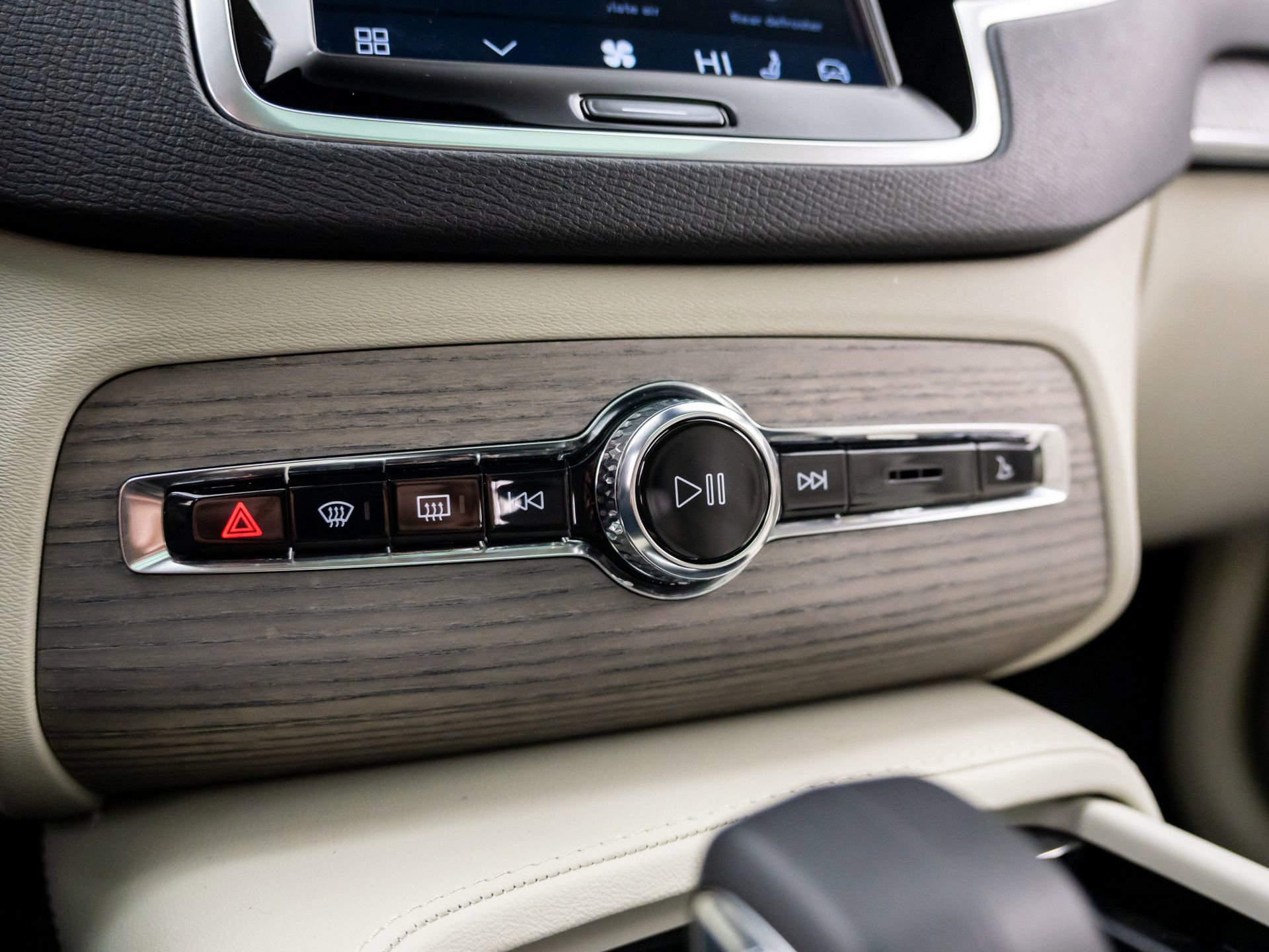 Used 2023 Volvo XC90 T8 Plus w/ Protection Package Premier image 29