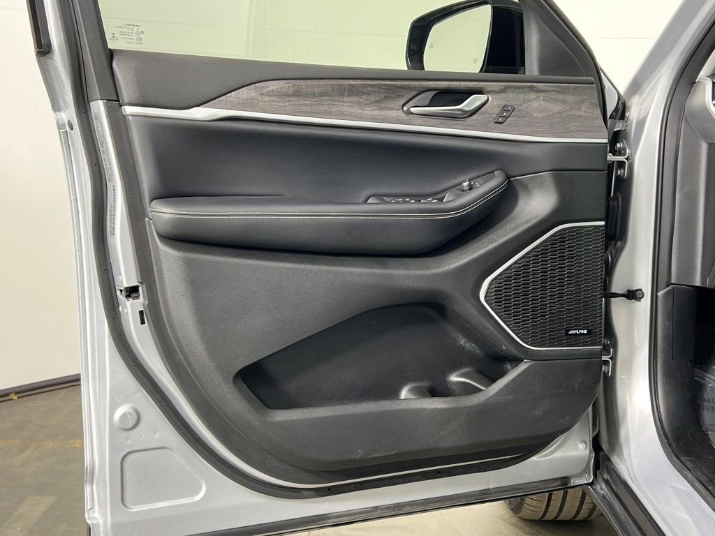 Used 2023 Jeep Grand Cherokee L Limited w/ Black Appearance Package image 22