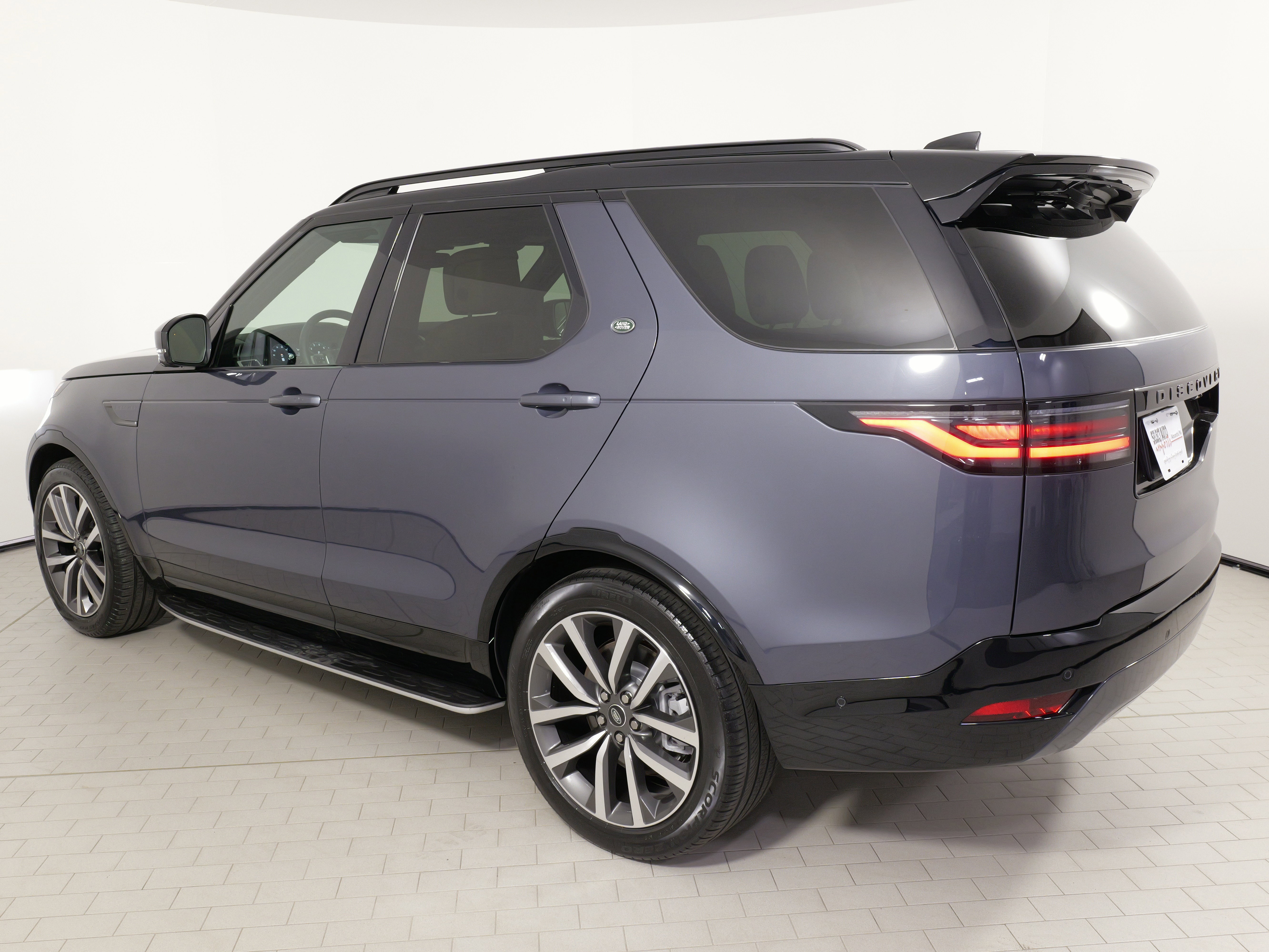 Used 2024 Land Rover Discovery Dynamic SE image 17