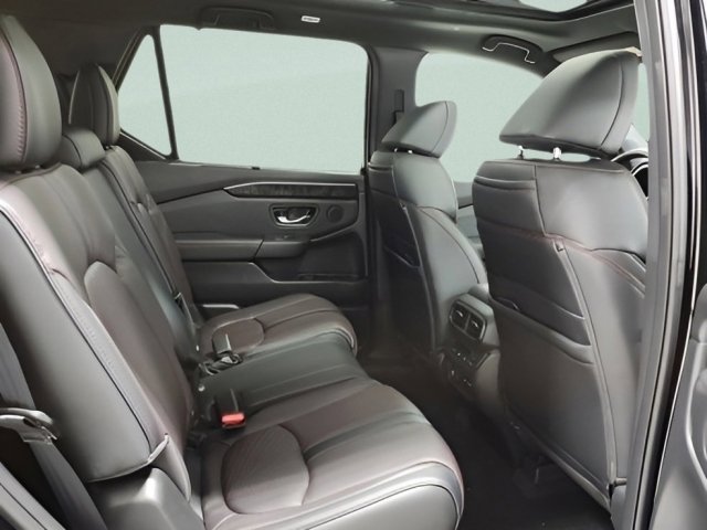 Used 2025 Honda Pilot Black Edition image 17