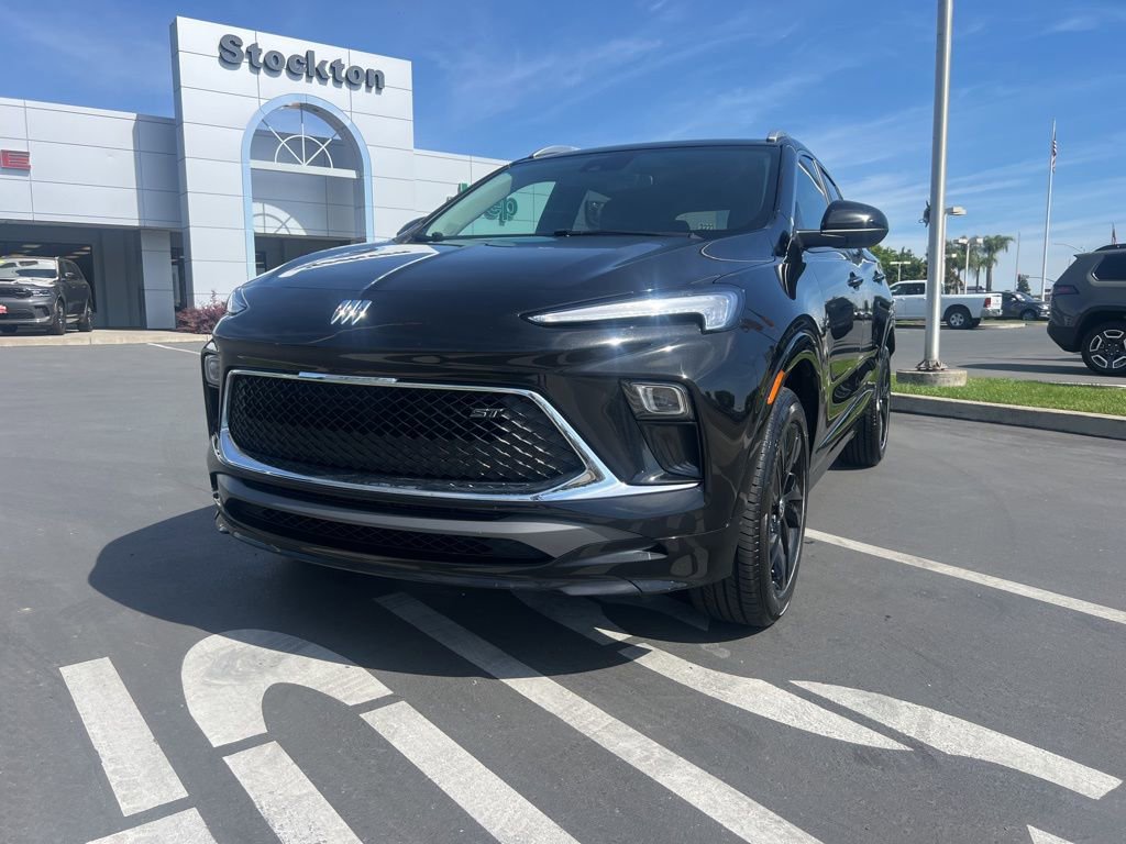 Used 2024 Buick Encore GX Sport Touring image 3