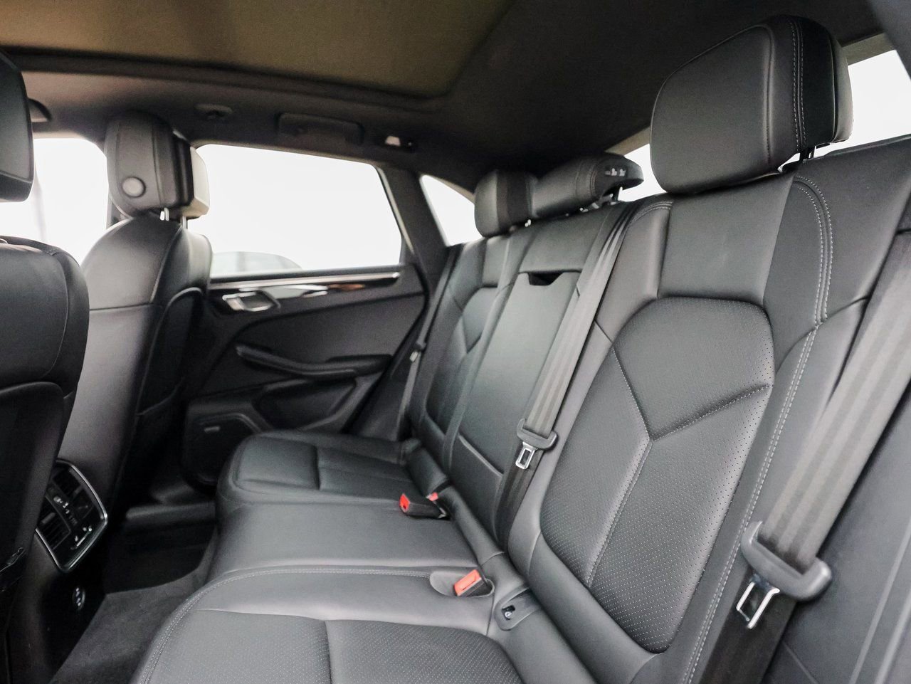 Certified 2022 Porsche Macan image 25