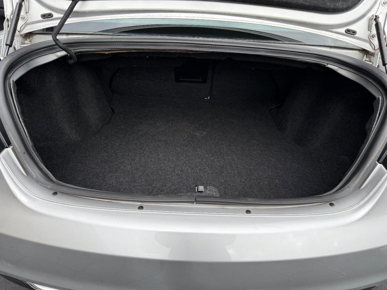Used 2011 Chrysler 200 LX FWD image 17