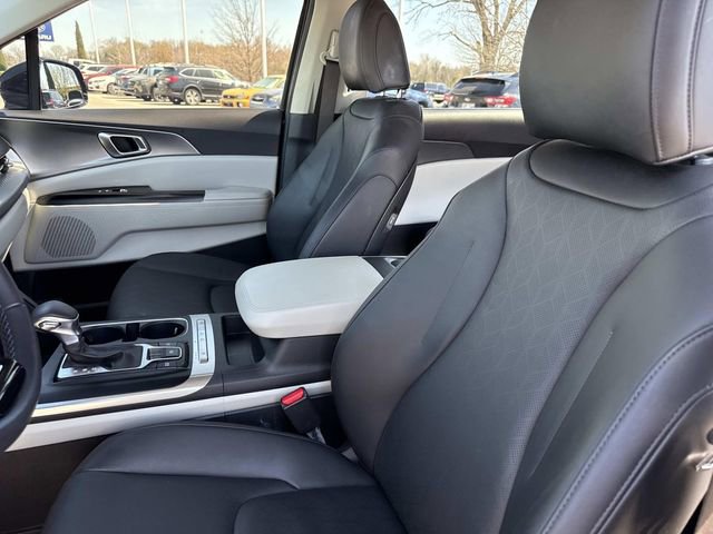 Used 2023 Kia Carnival LX FWD image 13