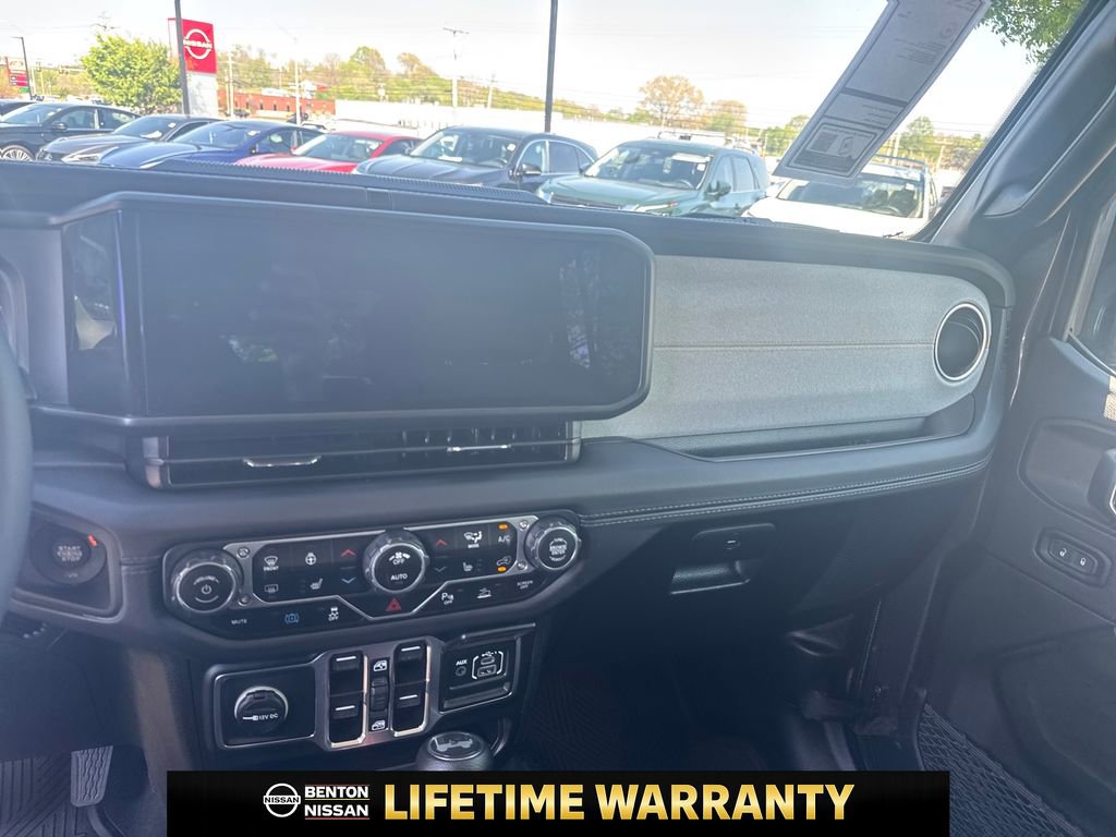 Used 2025 Jeep Wrangler Unlimited Sahara w/ Safety Group image 16